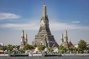 Wat Arun: The Temple of Dawn That Sets Bangkok Ablaze